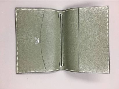 null HERMES Paris - Porte carte en cuir vert bronze surpiqûres beiges - Etat Neuf...