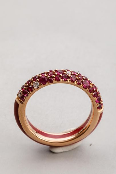 null Bague jonc en or jaune 18k surmontée d'un pavage de rubis et diamants sur le...