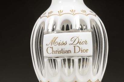 null CHRISTIAN DIOR « Miss Dior »
Flacon overlay blanc titré « Miss Dior Christian...