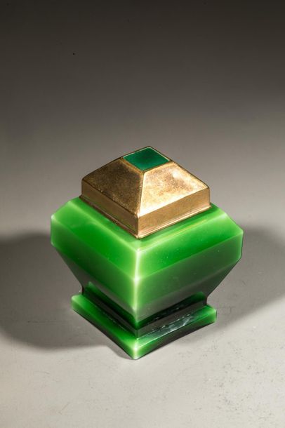 null MYON « Exaltation »
Flacon en cristal vert de forme carrée, bouchon en verre...