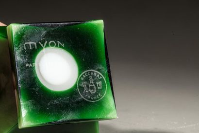 null MYON « Exaltation »
Flacon en cristal vert de forme carrée, bouchon en verre...