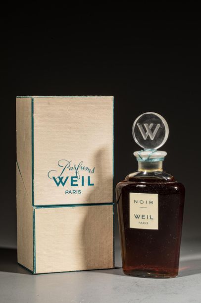 null WEIL « Noir »
Flacon en verre de forme évasée, étiquette titrée « Noir Weil...