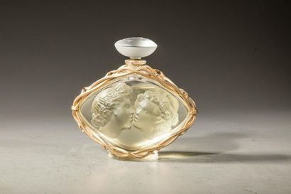 null LALIQUE France « Le Baiser »
Flacon en cristal réalisé d’après un bijou de René...