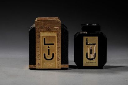 null GUERLAIN « Liu »
Flacon modèle tabatière en cristal noir, étiquette titrée état...
