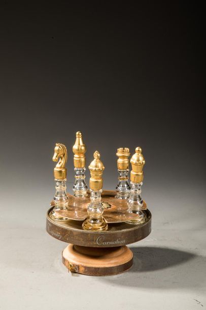 null MARY CHESS « Strategy »
Socle avec 5 flacons vides en forme de pions de jeu...