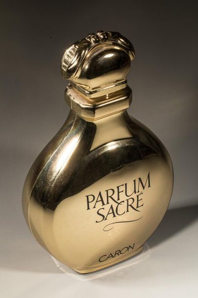 null CARON « Parfum Sacré »
Flacon factice géant de décoration doré, titré sur une...