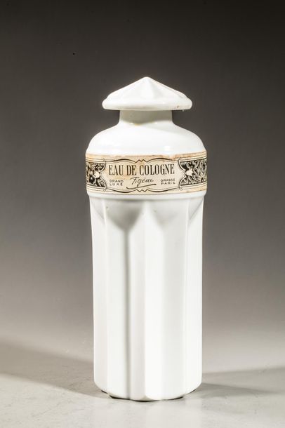null FIGENE « Eau de Cologne »
Très rare flacon en porcelaine, étiquette de grand...