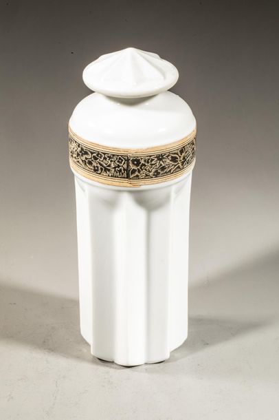 null FIGENE « Eau de Cologne »
Très rare flacon en porcelaine, étiquette de grand...