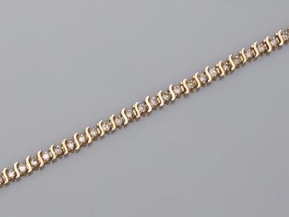 null Bracelet ligne en or jaune 18k orné en serti-griffe de 44 diamants pour 3cts...