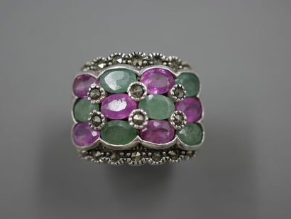 null Silver band ring set with emeralds and rubies surrounded by lines of marcasites...