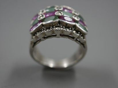 null Bague bandeau en argent sertie d'émeraudes et rubis entourés de lignes de marcassites...