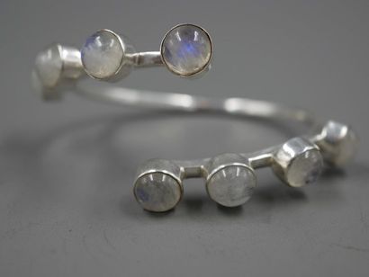 null Silver bracelet surmounted by moonstone cabochons