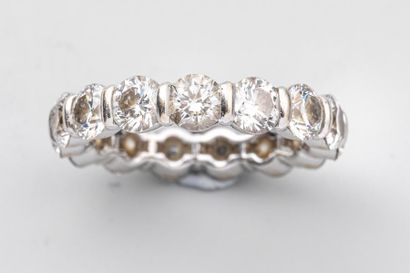 null Wedding band in 18k white gold topped with brilliants for about 3 carats, Weight:...