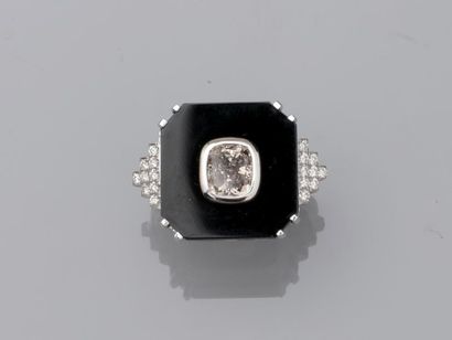 null Bague style Art Déco en or gris 18k présentant en son centre un diamant de 1ct...