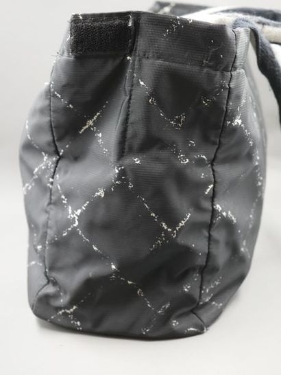 null CHANEL - Sac cabas porté épaule en toile noire à motif de losanges - Deux poches...