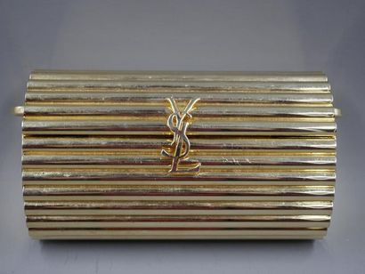 null Yves SAINT LAURENT - Sac minaudière en métal doré, de forme tonneau à cannelures...
