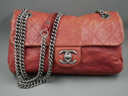 null CHANEL - Red quilted leather vintage bag 25cm - Clasp with silver plated metal...