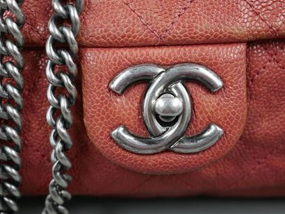 null CHANEL - Red quilted leather vintage bag 25cm - Clasp with silver plated metal...
