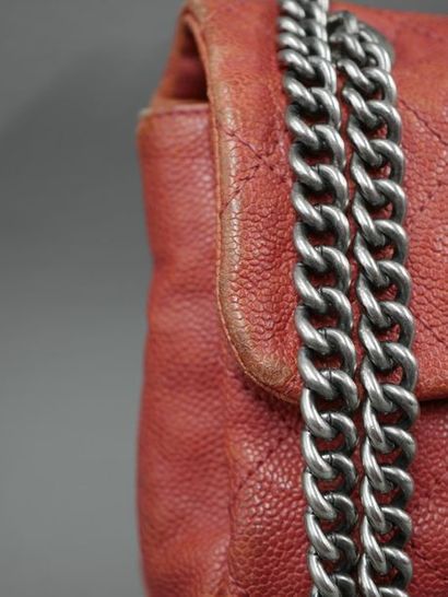 null CHANEL - Sac vintage 25cm en cuir matelassé rouge - Fermoir au logo en métal...