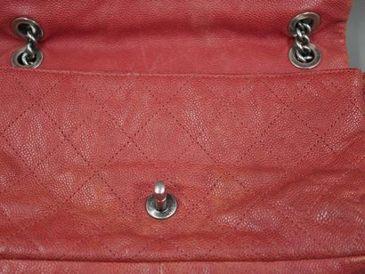 null CHANEL - Sac vintage 25cm en cuir matelassé rouge - Fermoir au logo en métal...