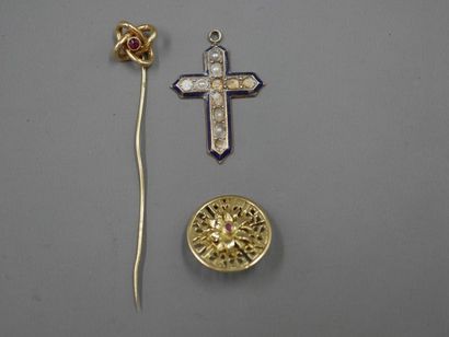 null Lot : Métal et or jaune 18k composé d'une croix, d'un bouton et d'une épingle...