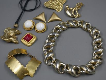 null Lot de bijoux fantaisie en métal doré - Collier à grosse maille, Broche Lancôme...