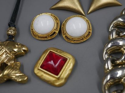 null Lot de bijoux fantaisie en métal doré - Collier à grosse maille, Broche Lancôme...