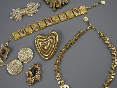null Lot de bijoux fantaisie en métal doré dont collier Guy Laroche, Bracelet Dolce...