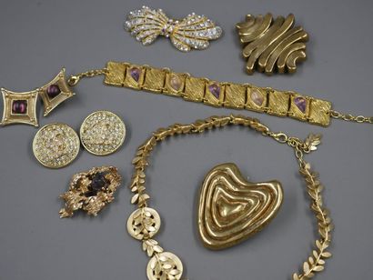 null Lot of costume jewelry in gold plated metal including Guy Laroche necklace,...