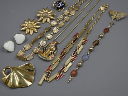 null Lot of gilded metal costume jewelry including necklace Biche de Bere, Dolce...