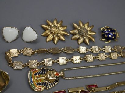 null Lot de bijoux Fantaisie en métal doré dont collier Biche de Bere, Dolce Vita,...