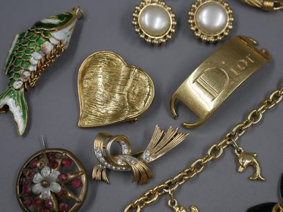 null Lot de bijoux fantaisie en métal doré dont collier émaillé noir, bracelet style...