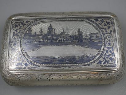 null Quantdrangular box in niello silver with decorations on the lid of a city view...