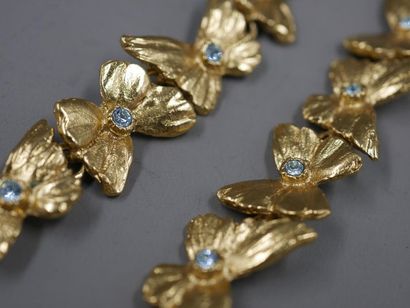 null YVES SAINT LAURENT - Parure en métale doré composé d'un collier et d'un bracelet...