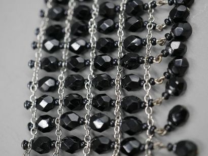 null Large collier ras de cou en métal orné de quatre rangs de perles noires facettées...