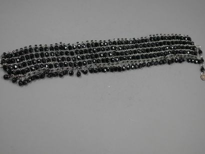 null Large collier ras de cou en métal orné de quatre rangs de perles noires facettées...