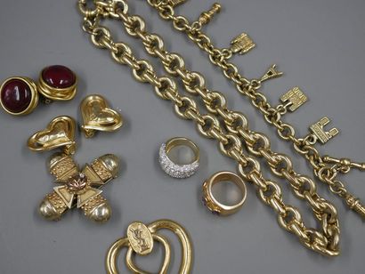 null Lot de huit bijoux en métal doré - Collier, bracelets, Gourmette à pendeloque...
