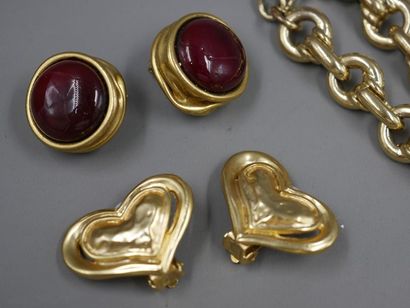 null Lot of eight gilded metal jewels - Necklace, bracelets, Gourmette with pendeloque...