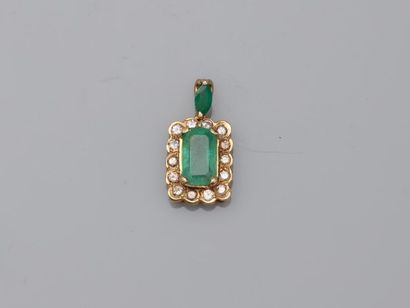 null Pendant in 18k yellow gold surmounted by an emerald with cut sides in a circle...