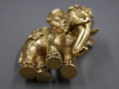 null DIOR - Importante broche en métal doré figurant un élephant paré d'ornements...