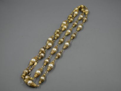 null CHANEL - Long necklace in gold metal and pearls - Work from the early 1980s...