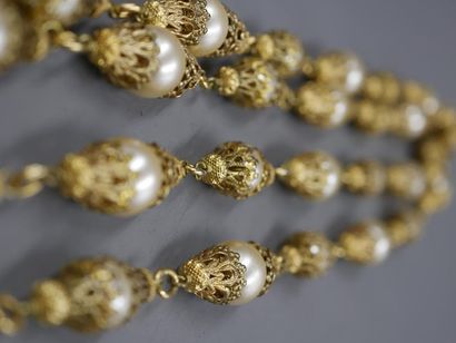 null CHANEL - Long necklace in gold metal and pearls - Work from the early 1980s...