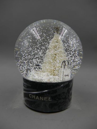 null CHANEL - Boule à neige à décor de sapin de Noël au pied duquel se trouvent de...