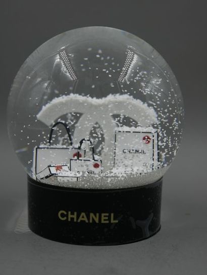 null CHANEL - Boule à neige figurant le logo et cadeaux de la maison - Dans son coffret...