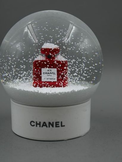 null CHANEL - Boule à neige figurant le flacon n°5 en rouge - Dans son coffret -...