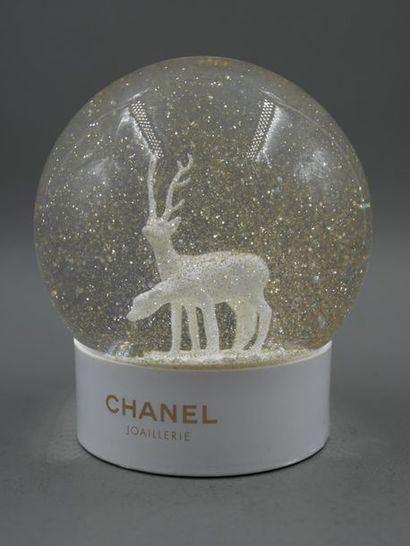 null CHANEL JOAILLERIE - Boule à neige figurant une biche et un cerf sur parterre...