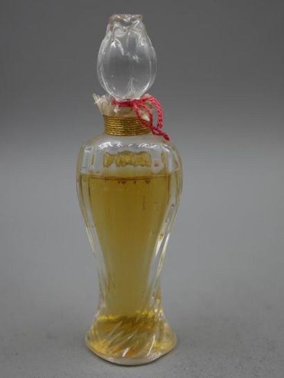 null Guerlain. Jicky Flacon en verre satiné et poli de forme drapé, modèle Ode. Bouchon...