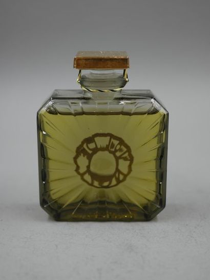 null Guerlain. Night flight. Tinted glass bottle, radiant pattern. Created in 1932....