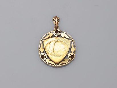 null Émile MONIER (1883-1970) - Medal in chased 18k openwork yellow gold representing...