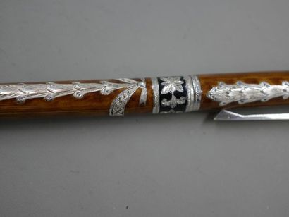 null Rare stylo bille en argent et émail - Argent finement ciselé à motif de rubans...